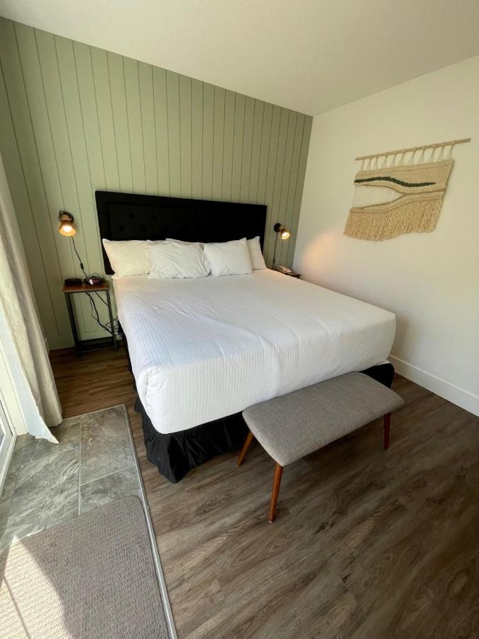 Waterton Glacier Suites ภายนอก รูปภาพ