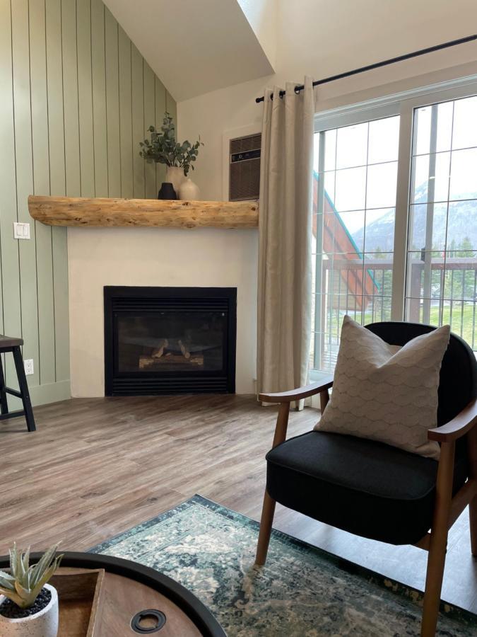 Waterton Glacier Suites ภายนอก รูปภาพ