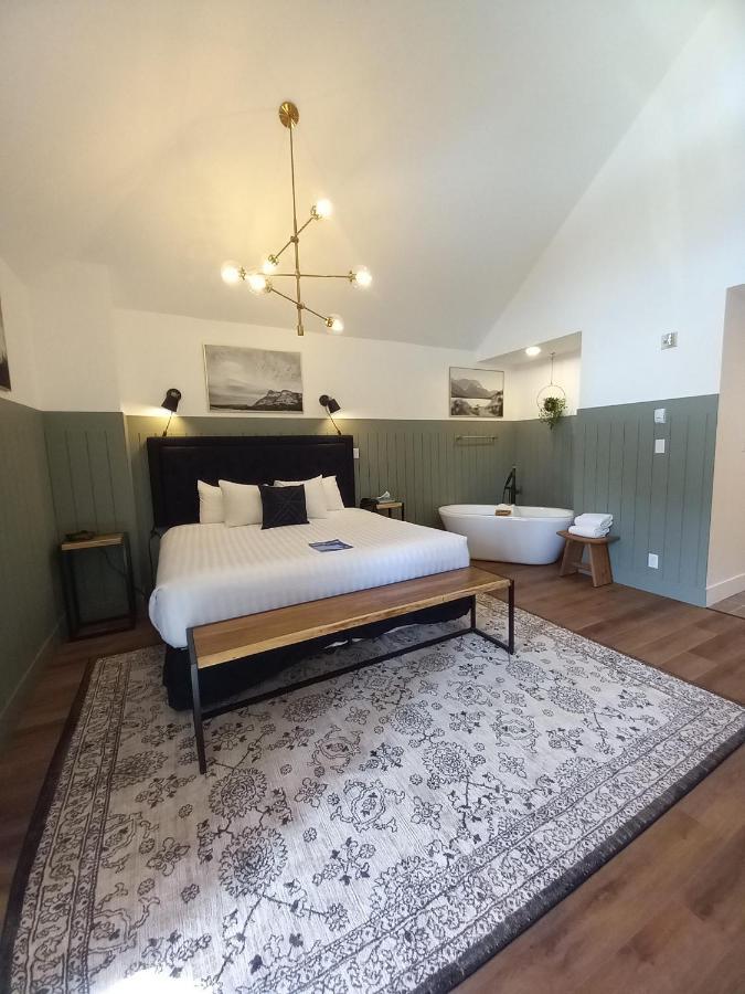 Waterton Glacier Suites ภายนอก รูปภาพ
