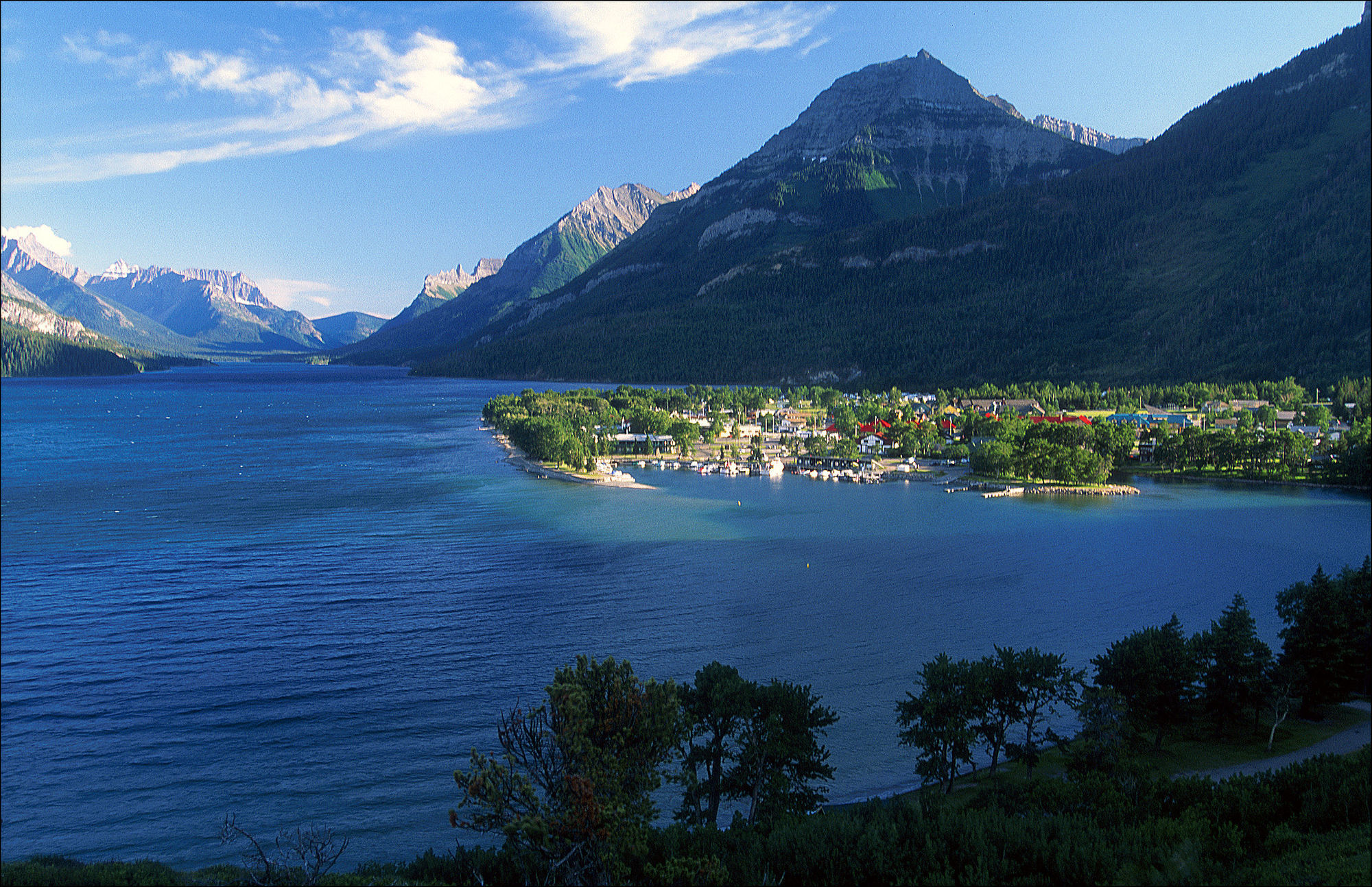 Waterton Glacier Suites ภายนอก รูปภาพ