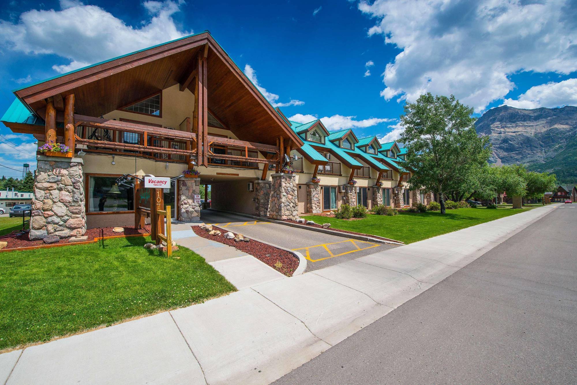 Waterton Glacier Suites ภายนอก รูปภาพ