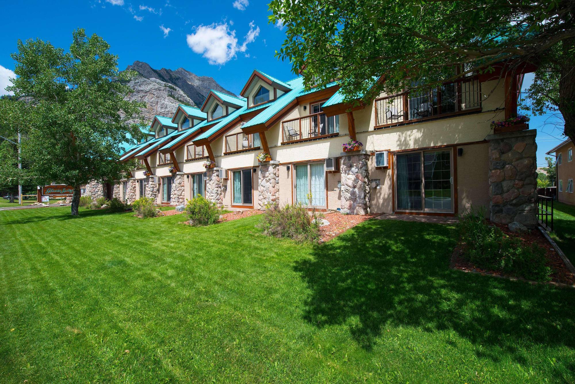 Waterton Glacier Suites ภายนอก รูปภาพ