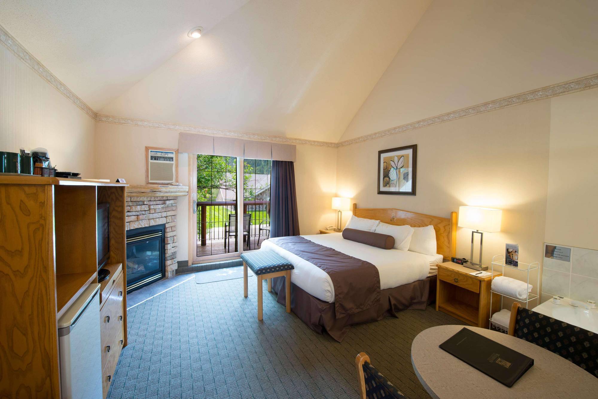 Waterton Glacier Suites ภายนอก รูปภาพ
