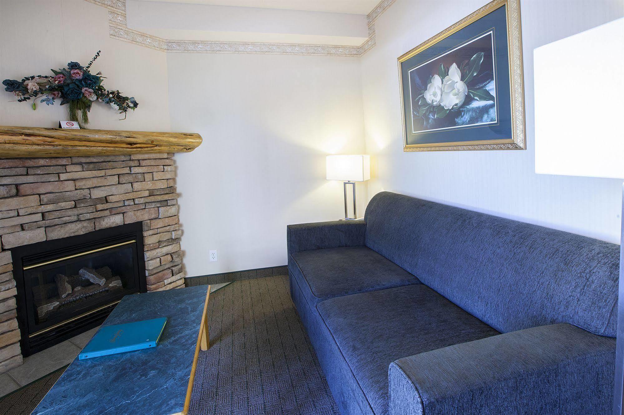 Waterton Glacier Suites ภายนอก รูปภาพ