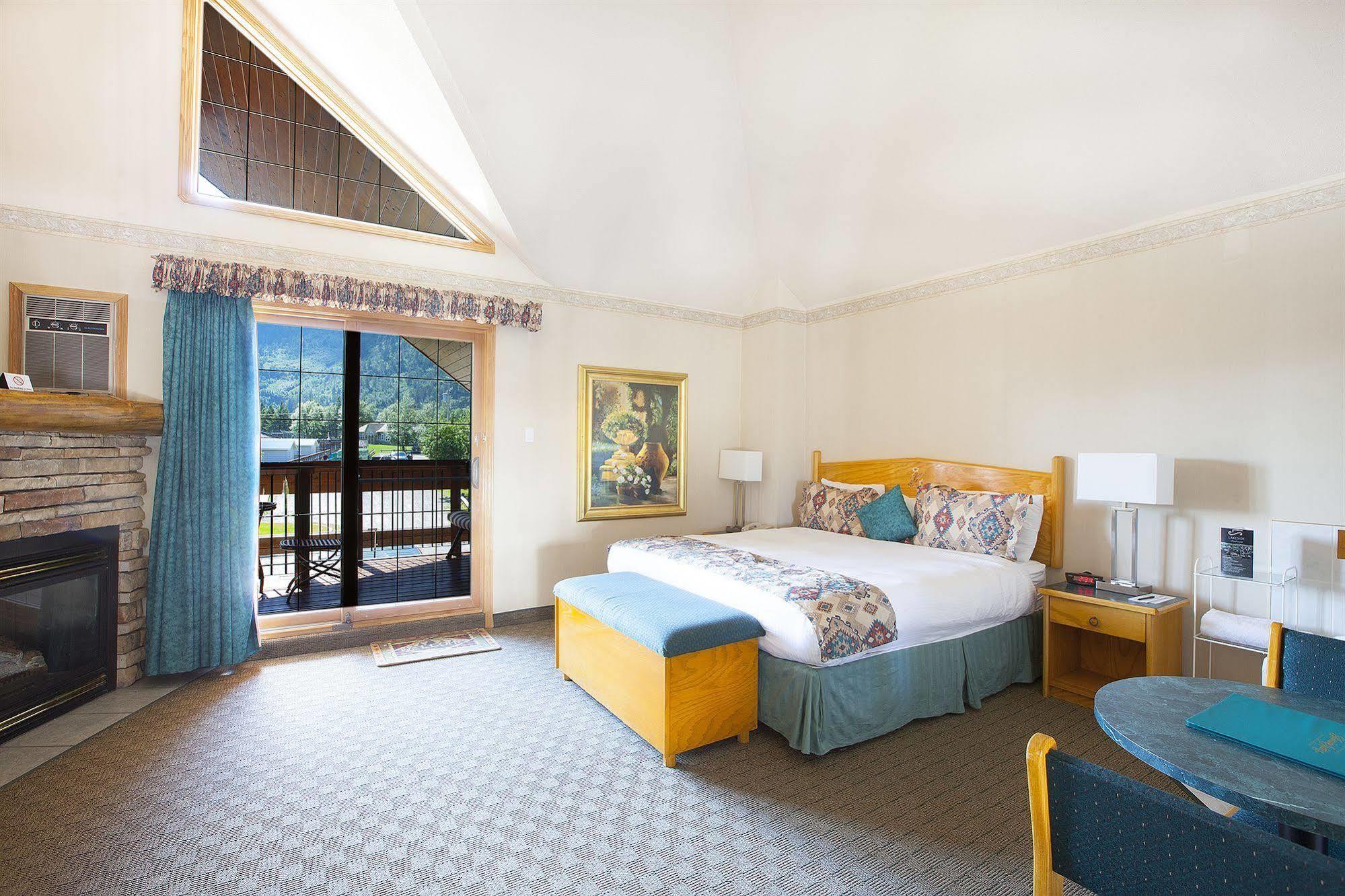 Waterton Glacier Suites ภายนอก รูปภาพ